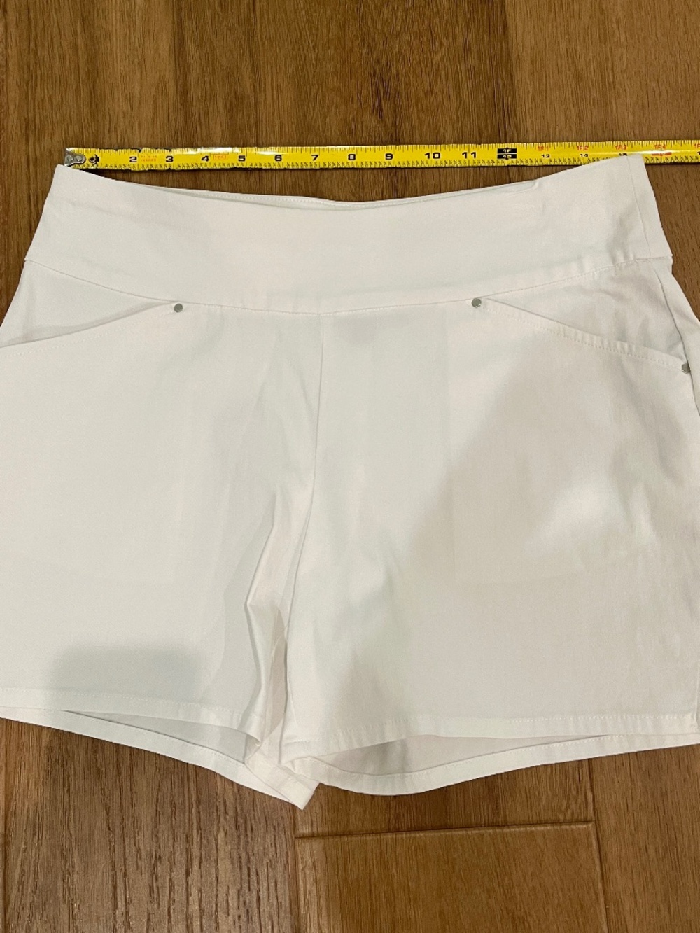 Inc International shorts size 8